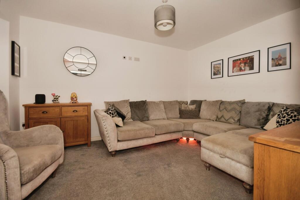 Emperor Avenue, Holmewood, Chesterfield, Derbyshire, S42 photo 3