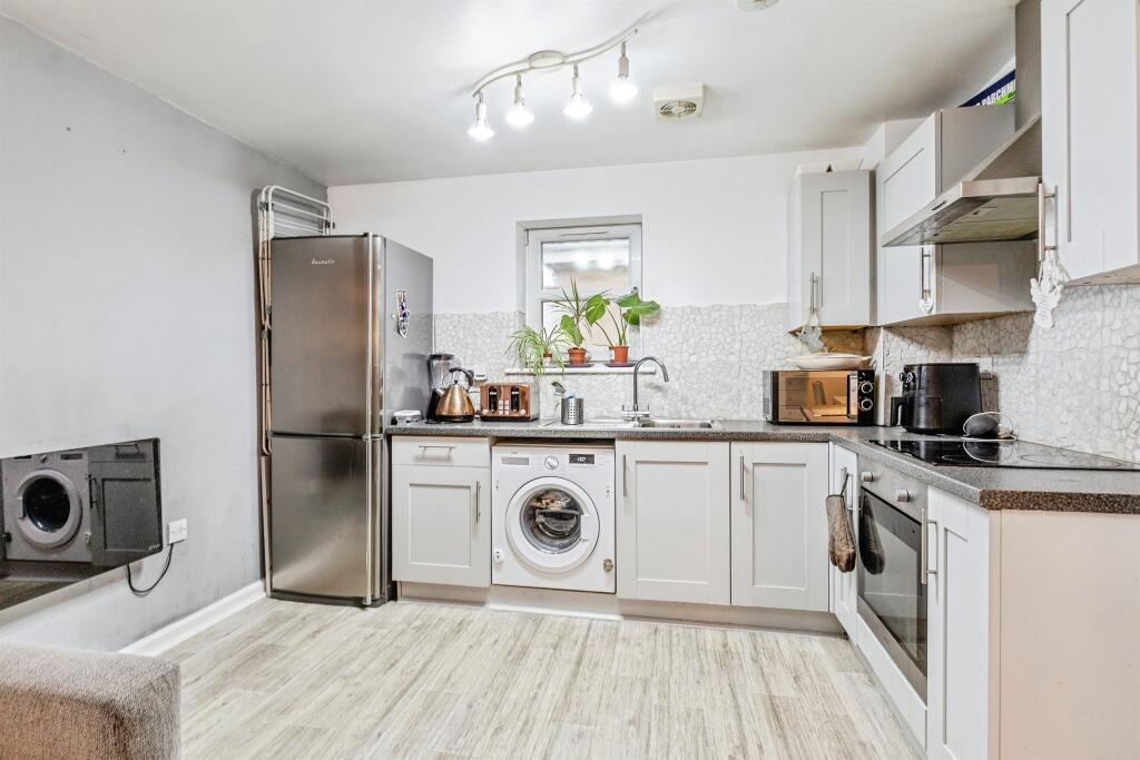 2-bed flat on Highridge Green, Bristol, £200,000