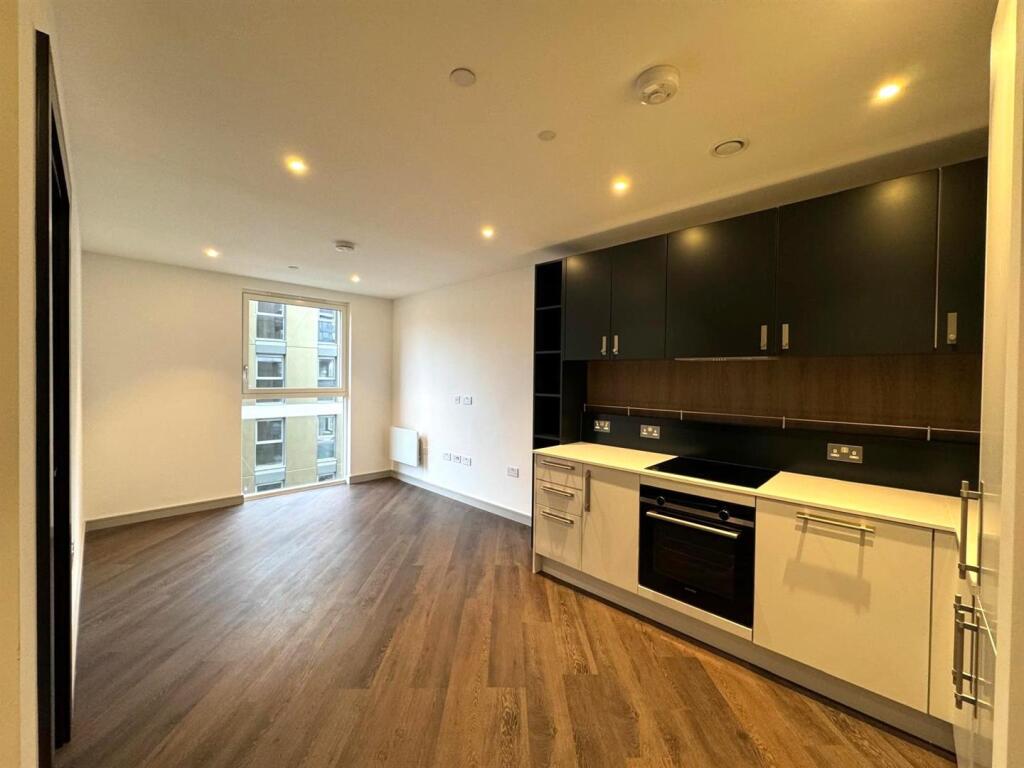 Apartment in Spelthorne, Birch Green, Staines-upon-Thames - View 2