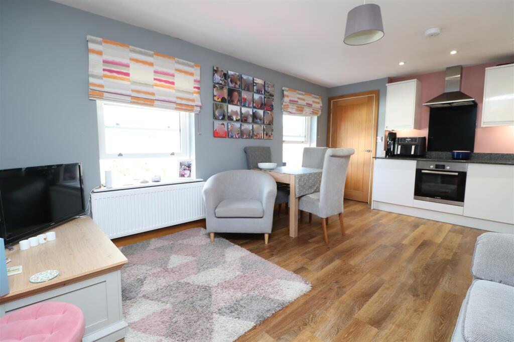 Adcroft Drive, Trowbridge photo 3