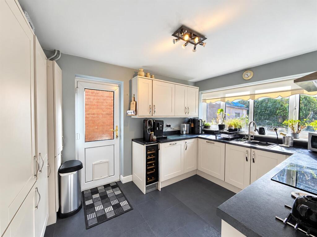 House in Brentwood, Hutton Mount - More