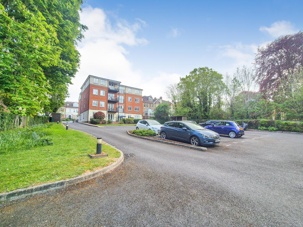 2-bed flat on Normanton Road, South Croydon, Croydon, £330,000