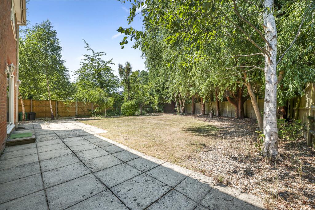 House in Woking, Knaphill - View 2