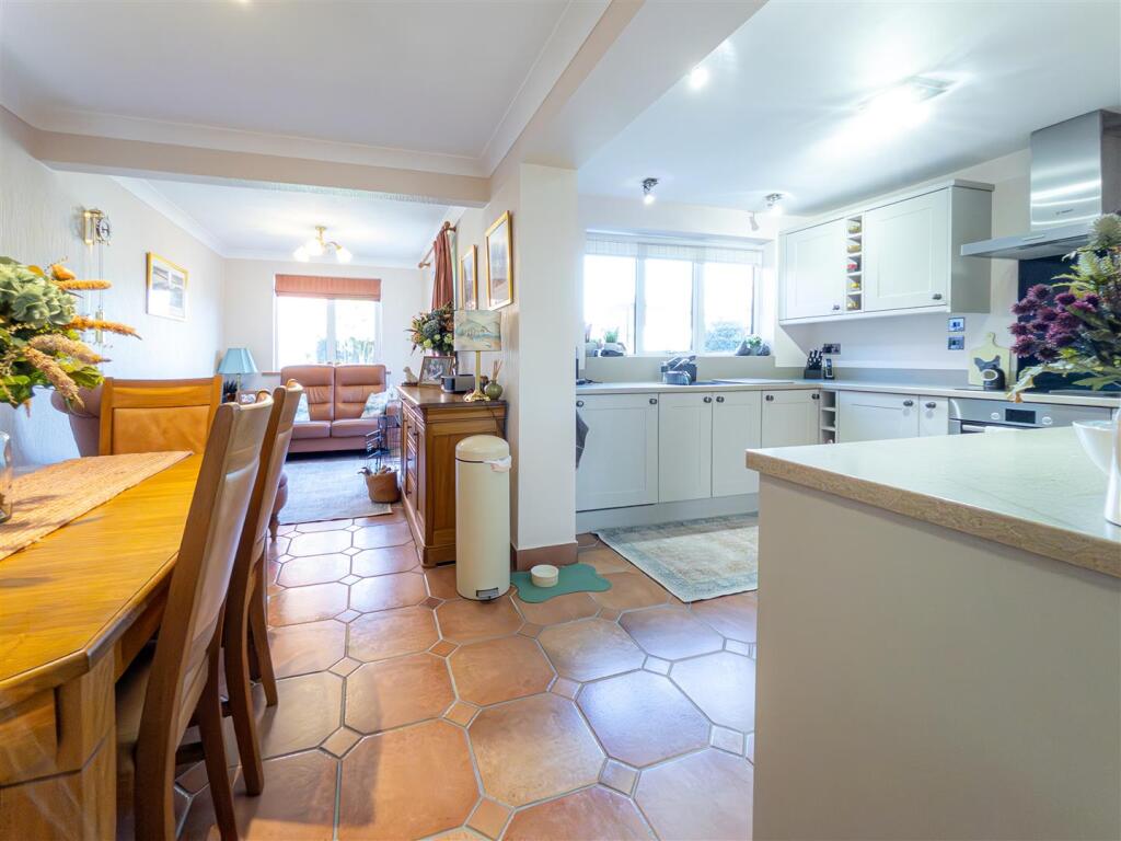 Martlet Close, Bowerhill, Melksham photo 3