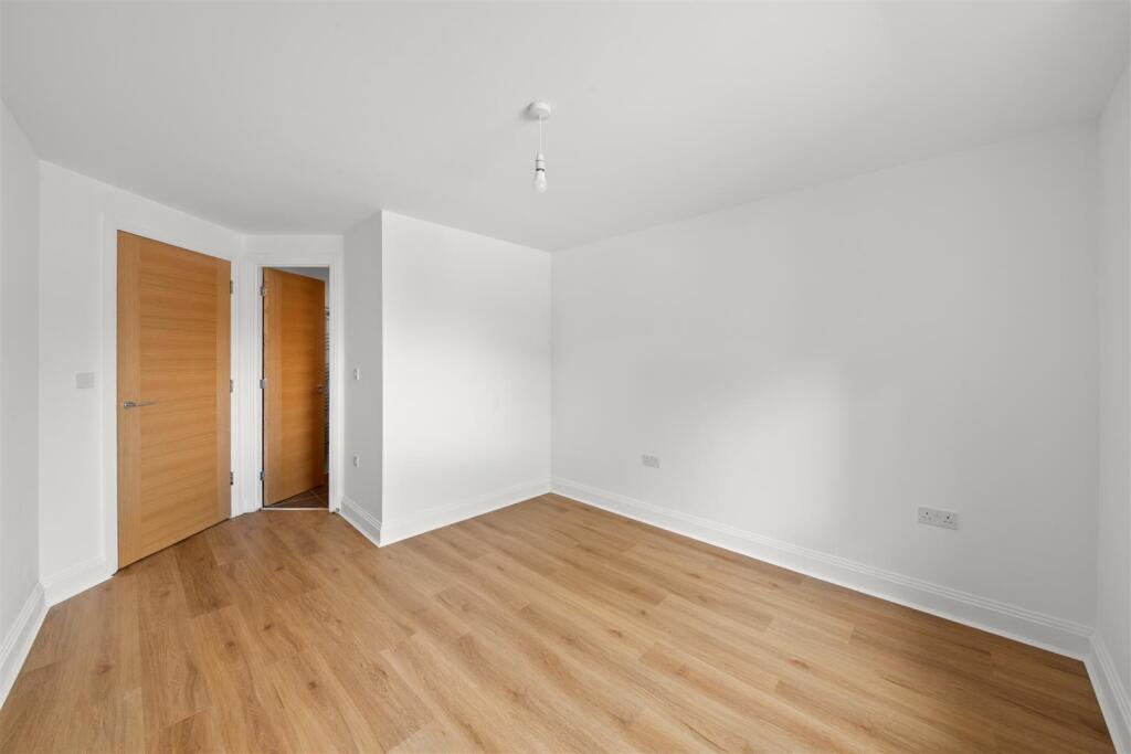 Apartment in London, Ickenham - View 3