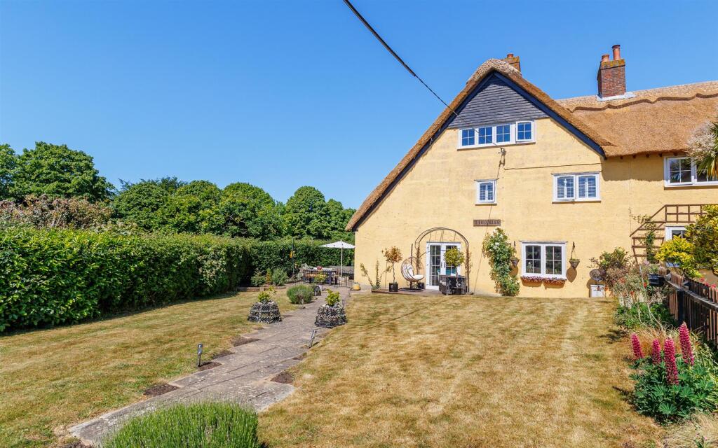 Main image of property: BEAUTIFUL THATCHED COTTAGE - Beatrice Avenue, East Cowes
