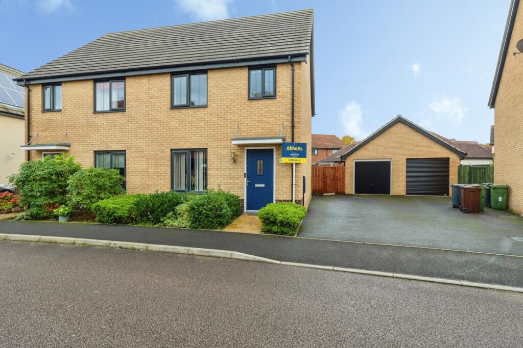 3-bed semi-detached on Robin Grove, Wymondham, Norfolk, NR18, £310,000
