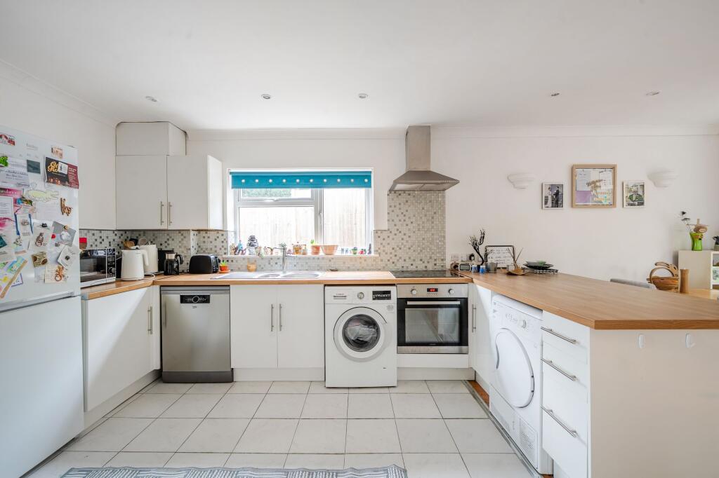 Deepfield Way, Coulsdon, CR5 photo 3