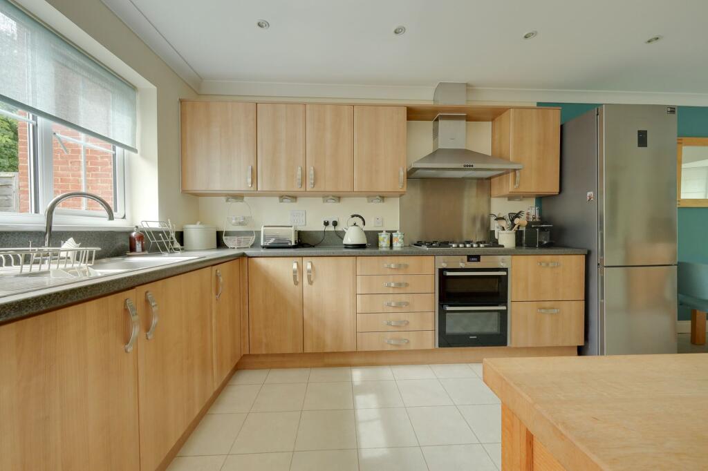 Sycamore Drive, Burgess Hill, RH15 photo 4