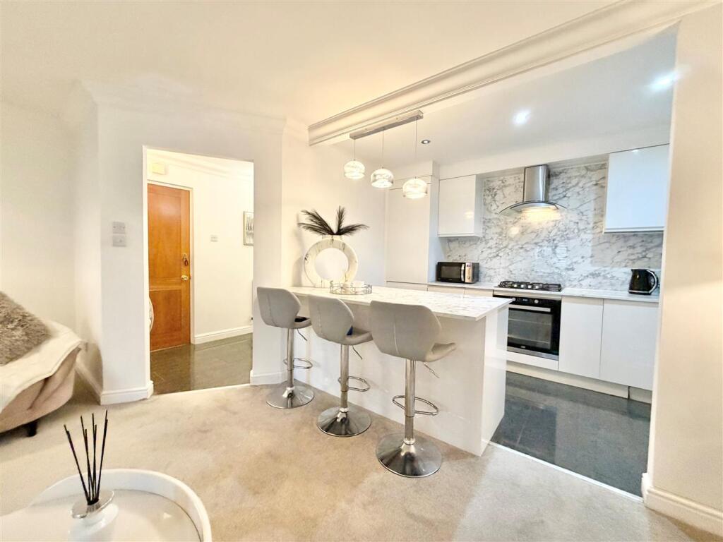 Apartment in Alderley Edge, Cheshire East - View 4