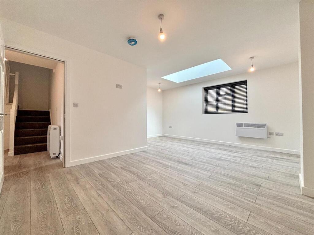Gainsborough Drive, Leamington Spa photo 4