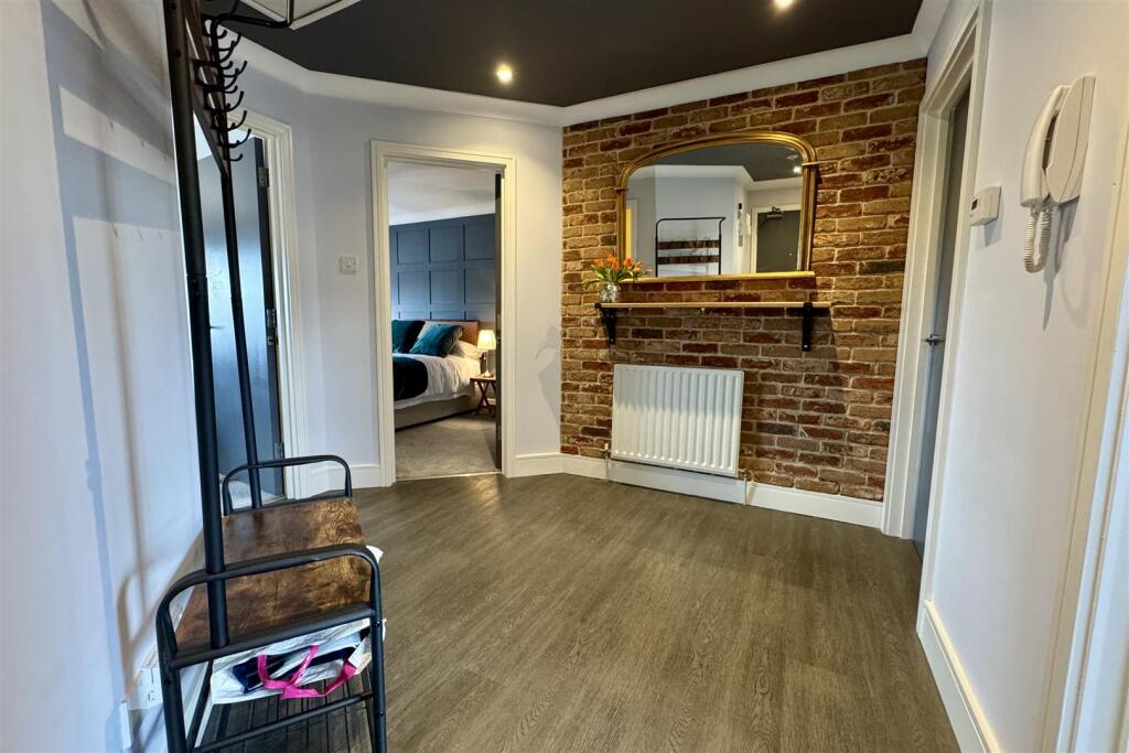 Apartment in Cheltenham, Ewens Farm, Fairview - View 5