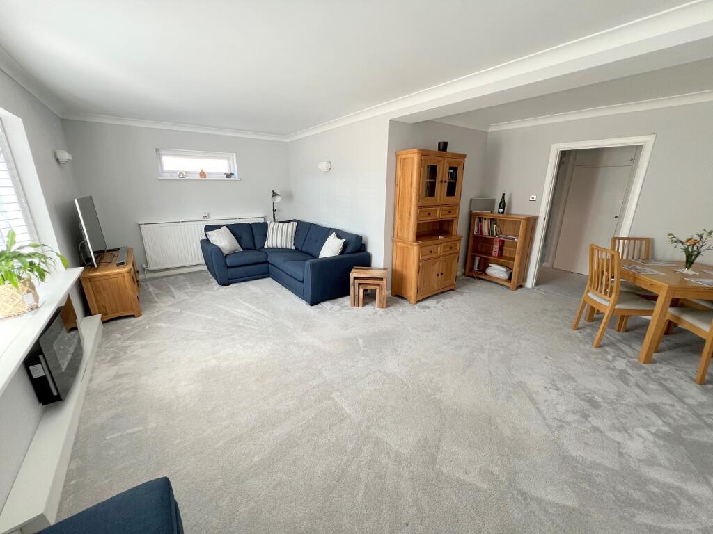 10 Barton Wood Road, Barton On Sea, New Milton, Hampshire. BH25 7NN photo 3