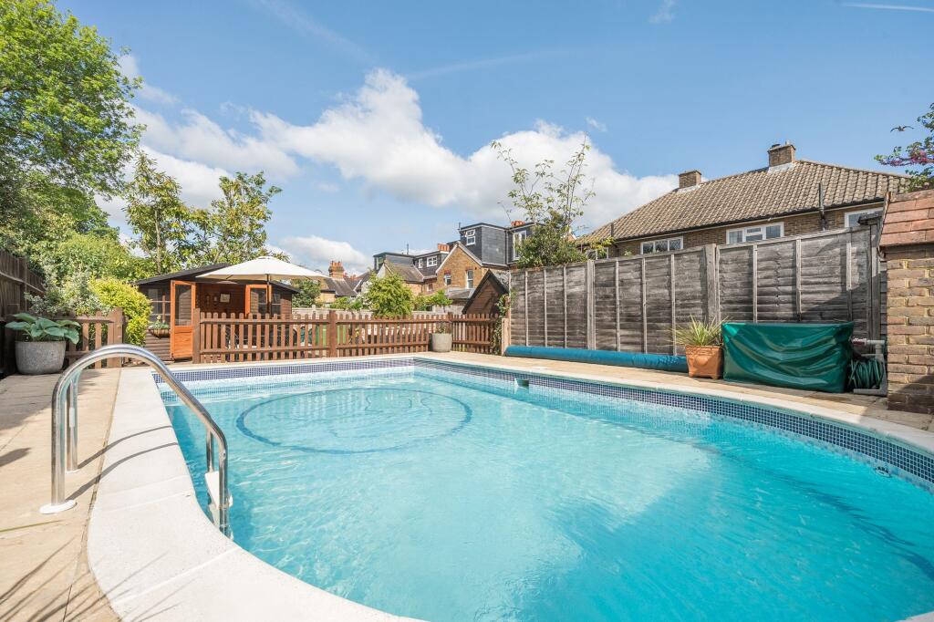 Gladstone Road, Ashtead, KT21 photo 2