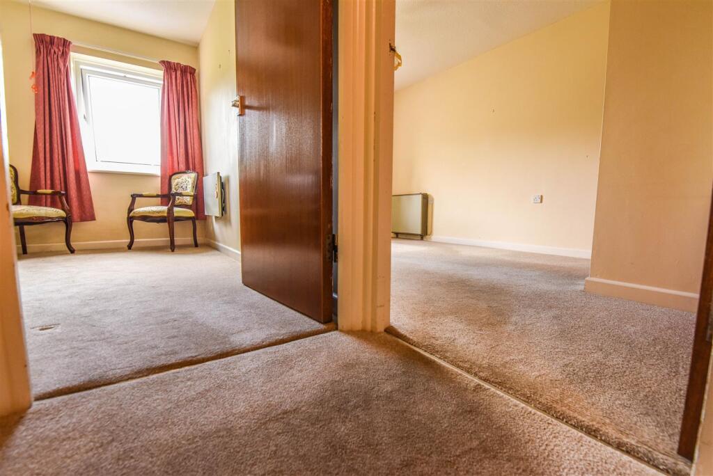 Apartment in Gloucester - View 5