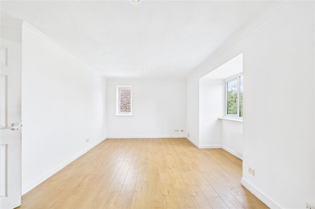 Apartment in Crawley, West Sussex - View 3