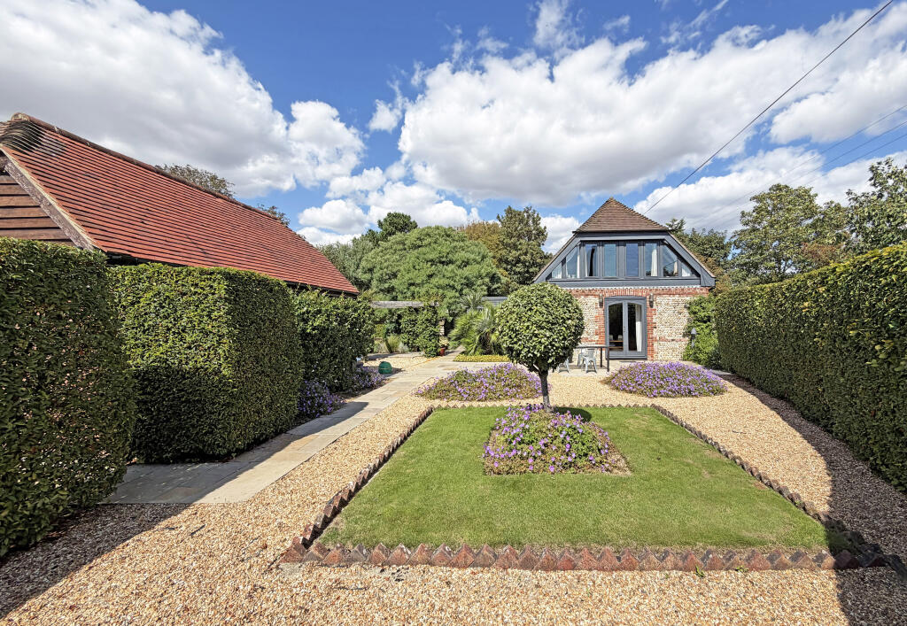 Fletchers Barn, Fletchers Lane, Sidlesham, West Sussex photo 4