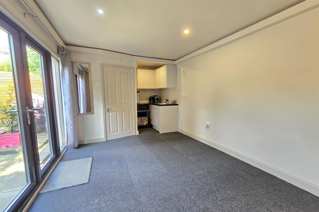 Lawnhurst Avenue, Wythenshawe, M23 photo 2
