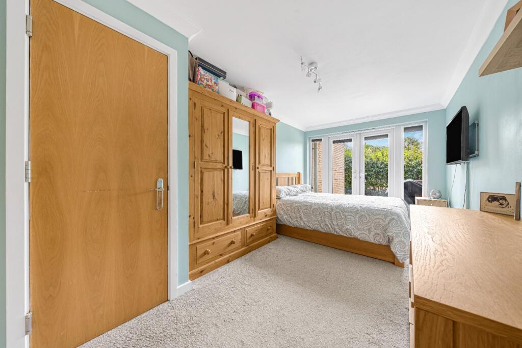 Apartment in Spelthorne, Surrey - More