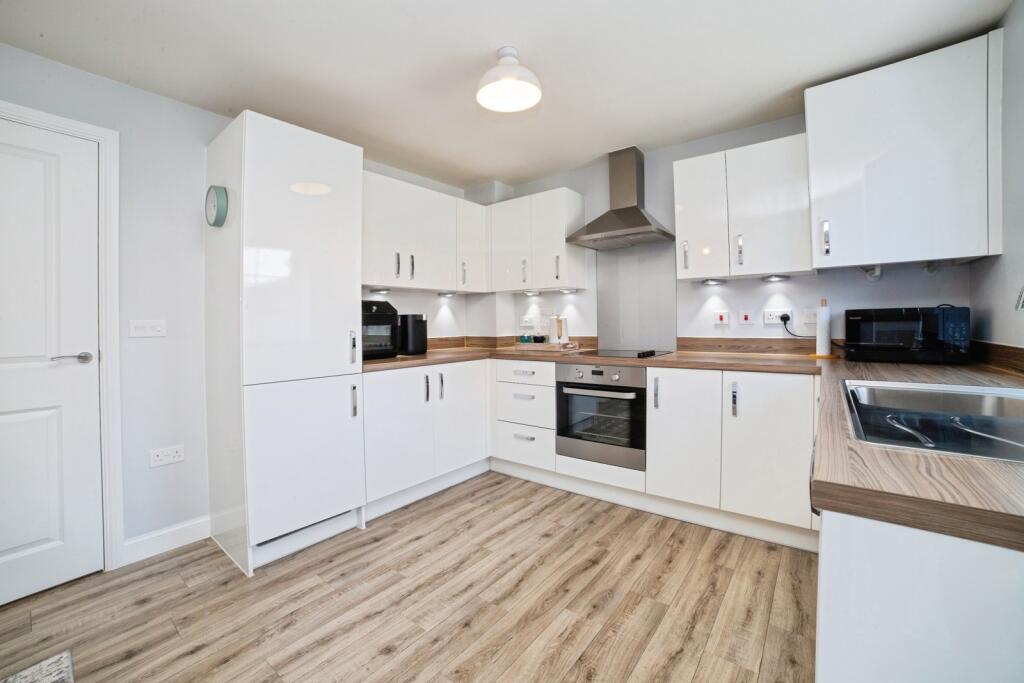 House in Mansfield, Nottinghamshire - More