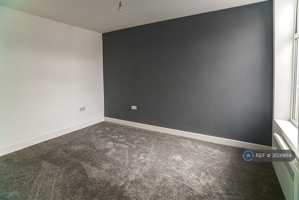 Apartment in Salford, Winton - More