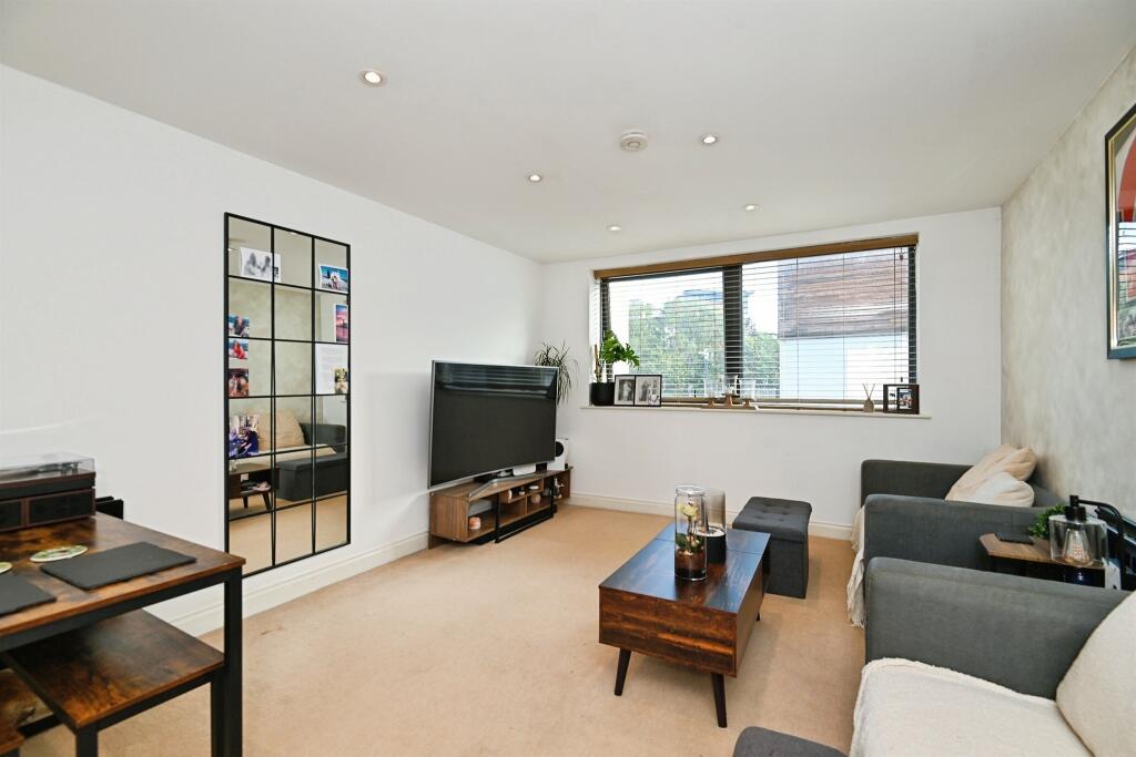 Apartment in Rochester - View 3