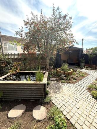 NEW FRONT GARDEN 1.jpg