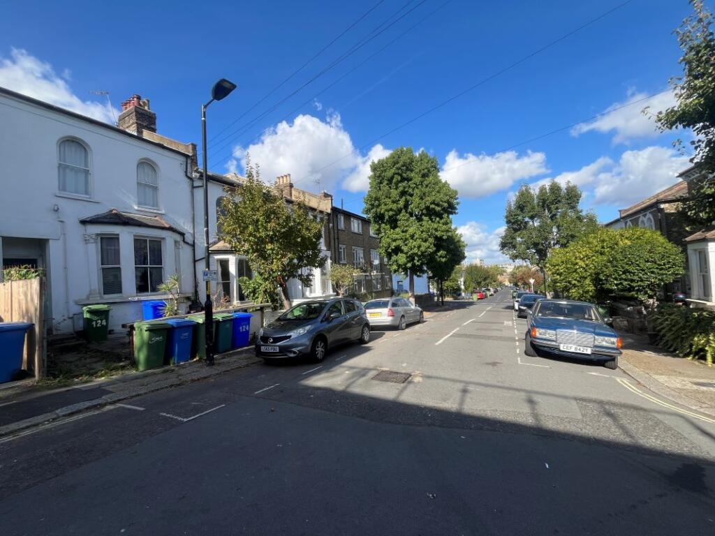 House in London - View 2