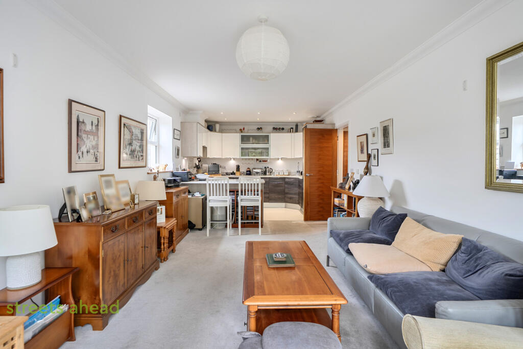 Apartment in Tandridge, Caterham-on-the-Hill - View 4