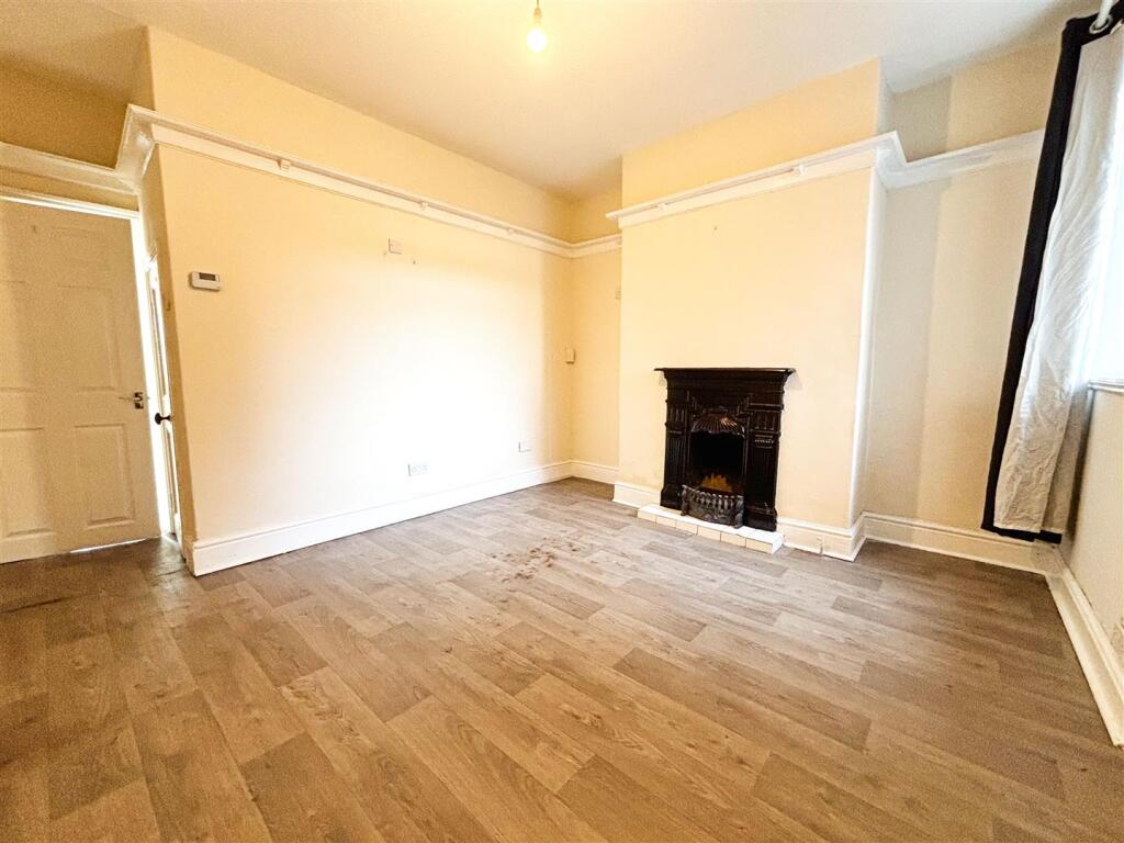 House in Grimsby, New Clee - More