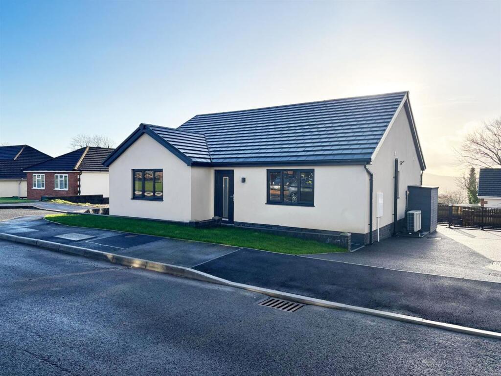 Main image of property: Parc Mansant, Pontyates, Llanelli