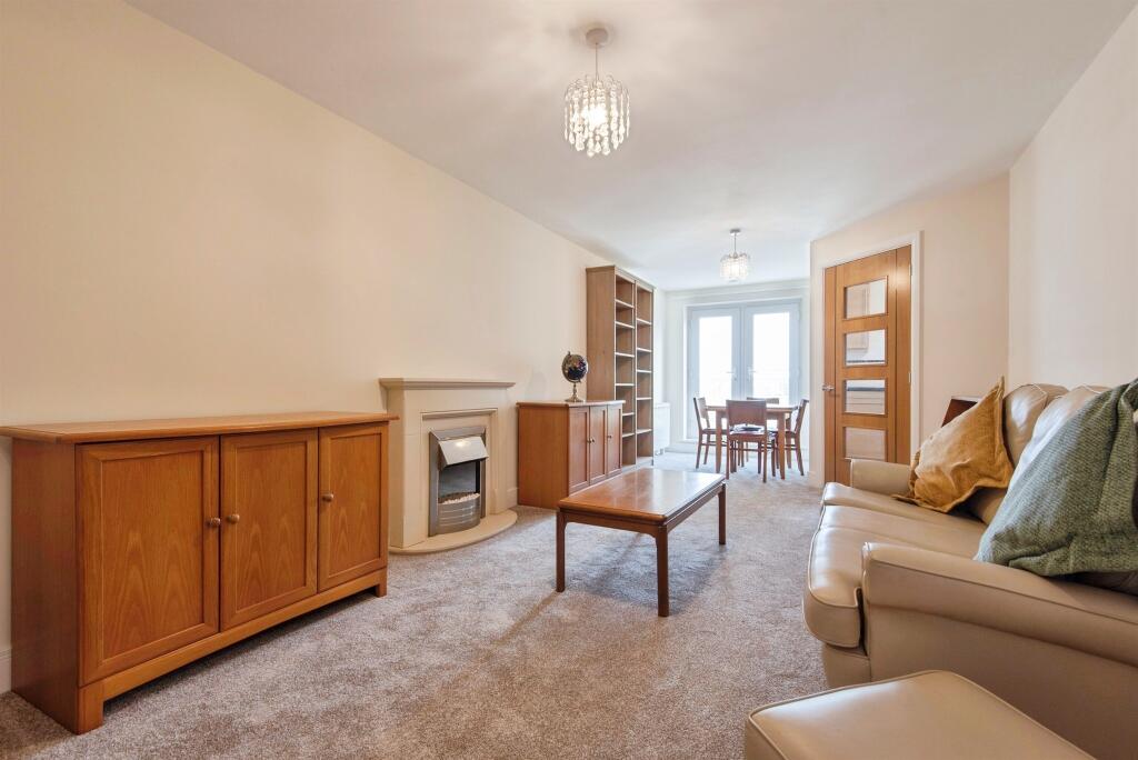 Goodes Court, Royston photo 5