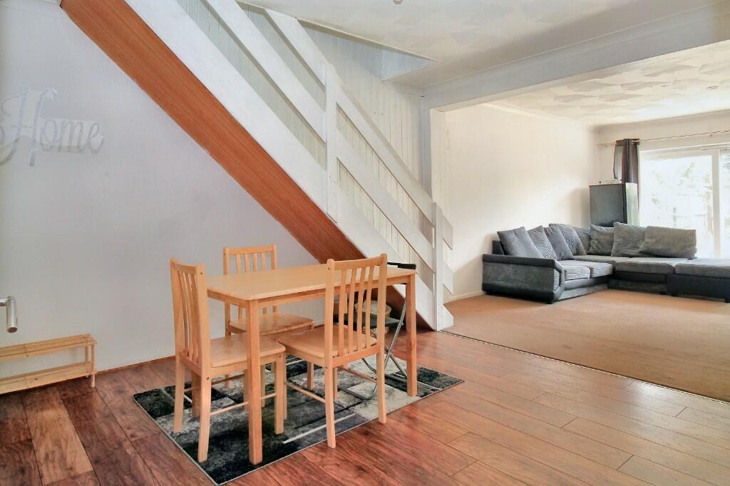 Waverley Gardens, Grays, Essex, RM16 photo 3