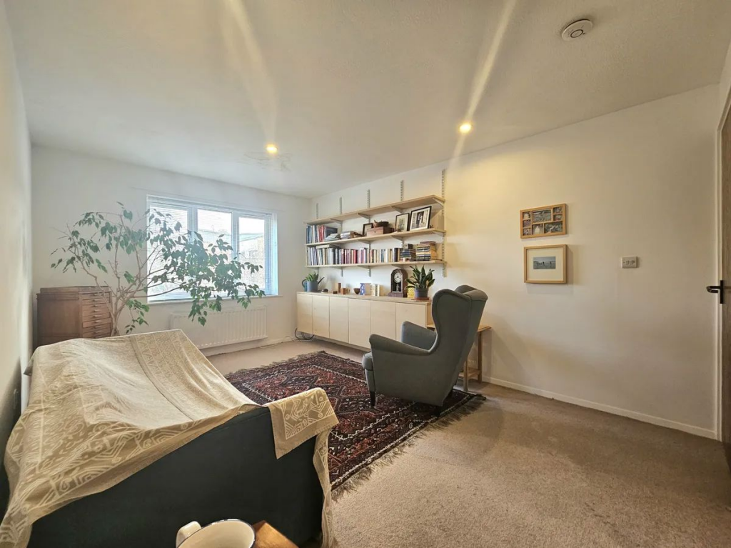 Bramhope Lane, London, SE7 7HP photo 3