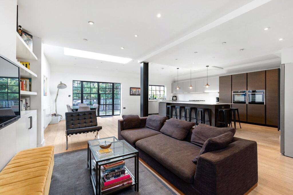 Main image of property: Southbourne Crescent, London, NW4