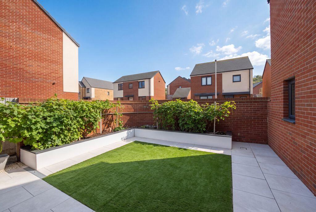 Woodside Avenue, Hutton - IMMACULATE, EXTENDED HOME photo 4