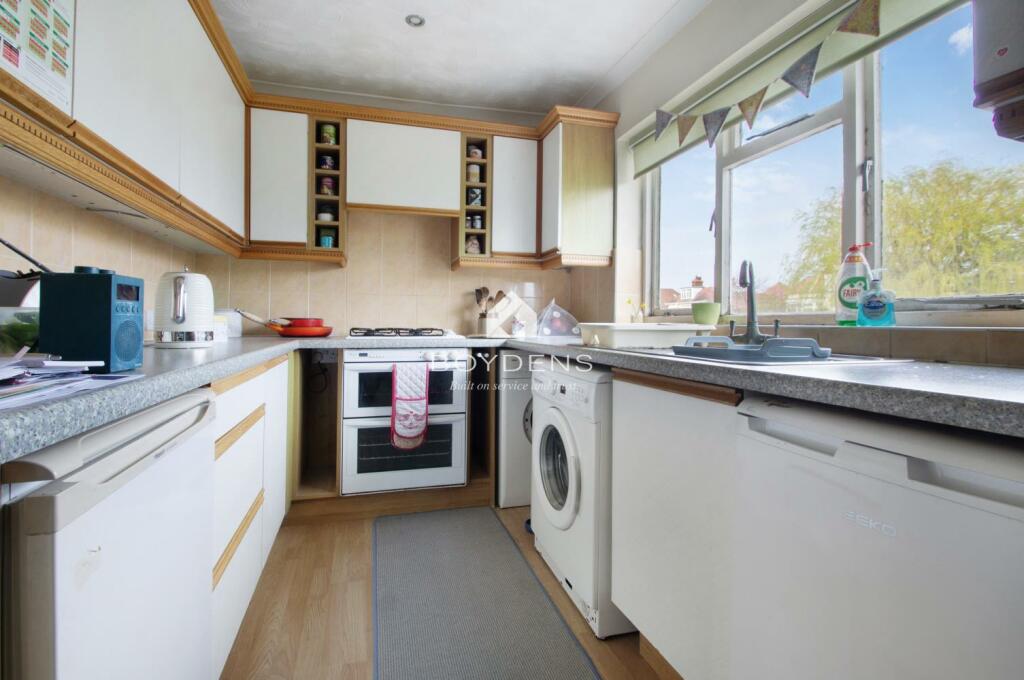 Upper Fourth Avenue, Frinton on Sea photo 4