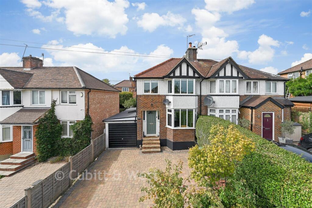 House in Mole Valley, Dorking - View 2