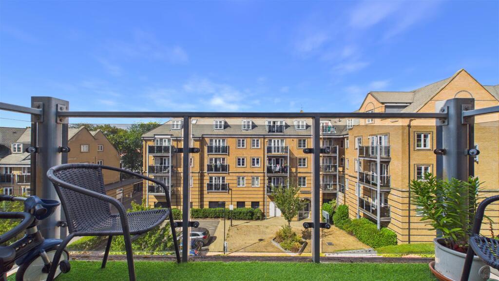 Apartment in East Hertfordshire, Hertford - More