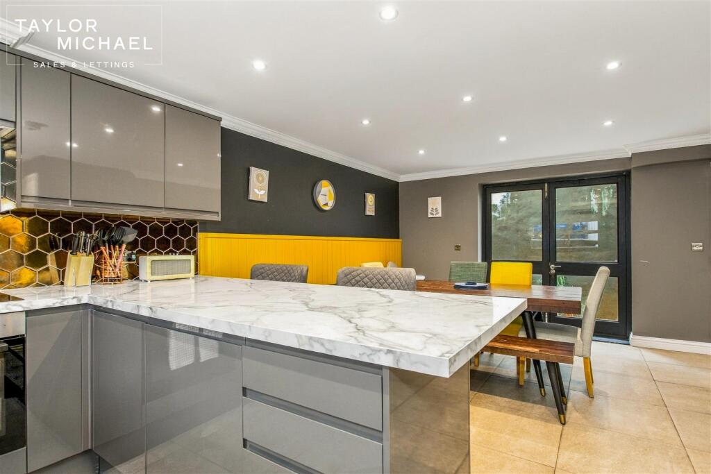 4 bedroom terraced house for rent