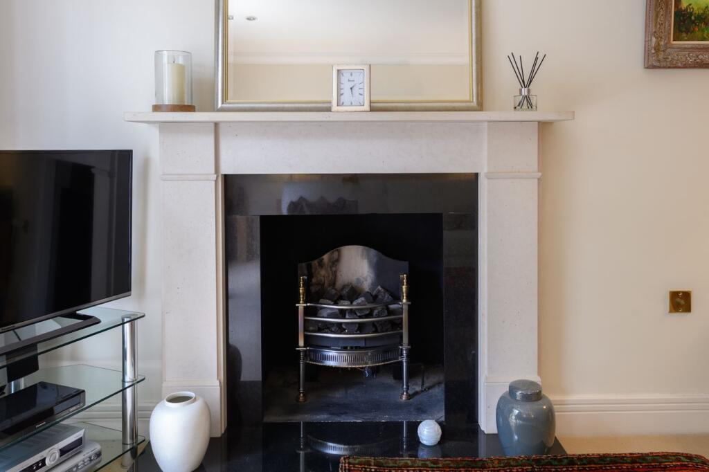 Apartment in Walton-on-Thames, Hersham - View 4