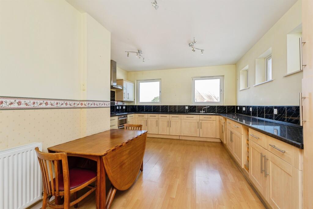 Apartment in Torquay, Torbay - View 5