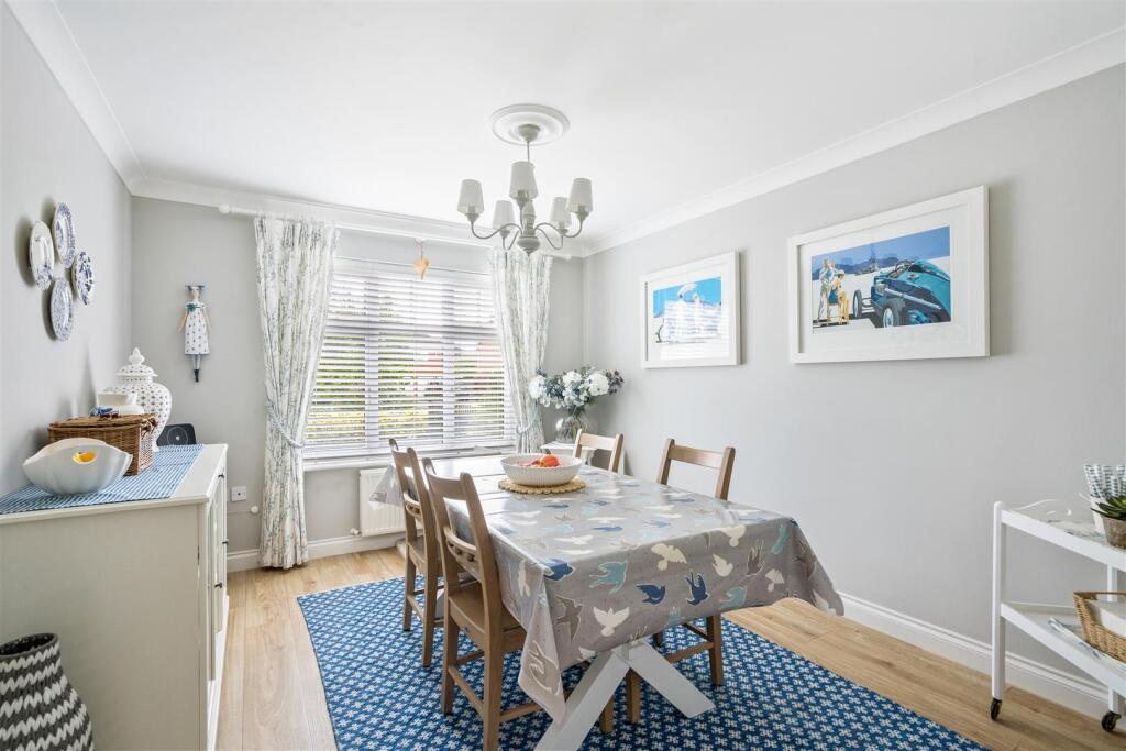 Castell Close, Hilperton photo 4