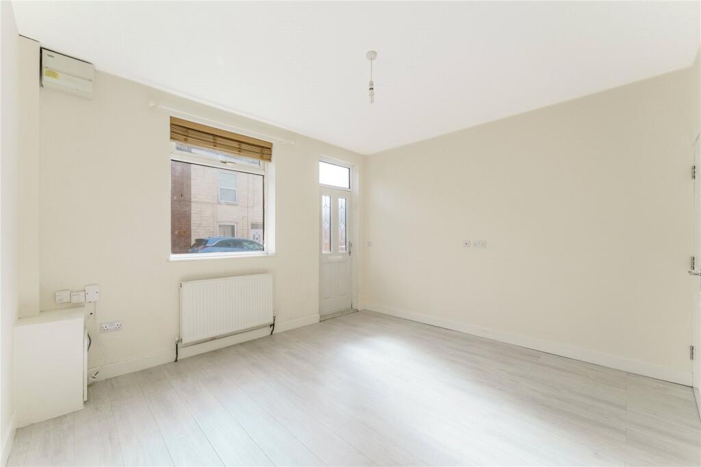 House in Wakefield, Featherstone - View 3