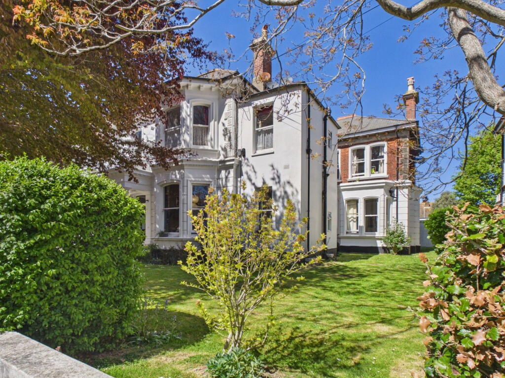 Apartment in Worthing, West Sussex - View 3