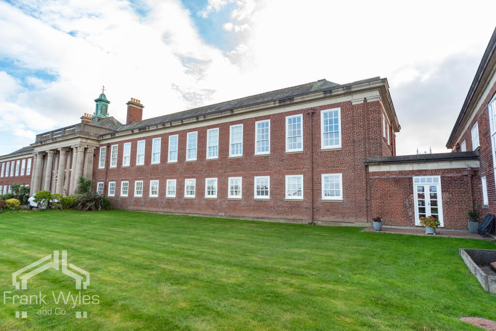 2-bed flat on Queens Manor, Lytham St Annes, Lancashire, £214,950