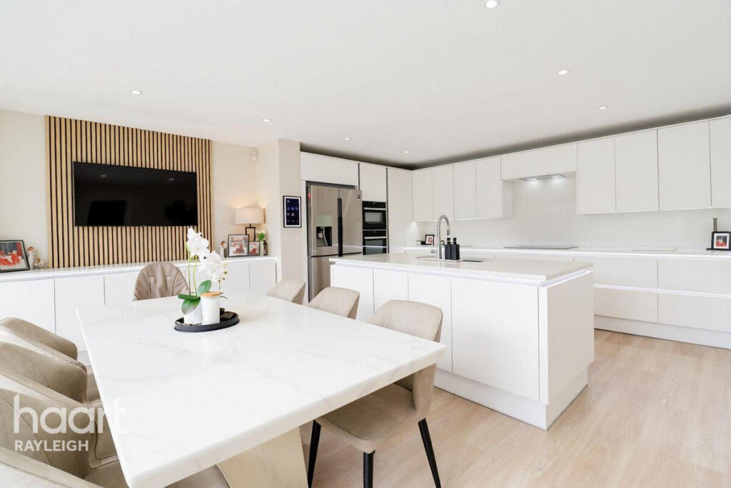 House in Rochford, Hullbridge - View 2