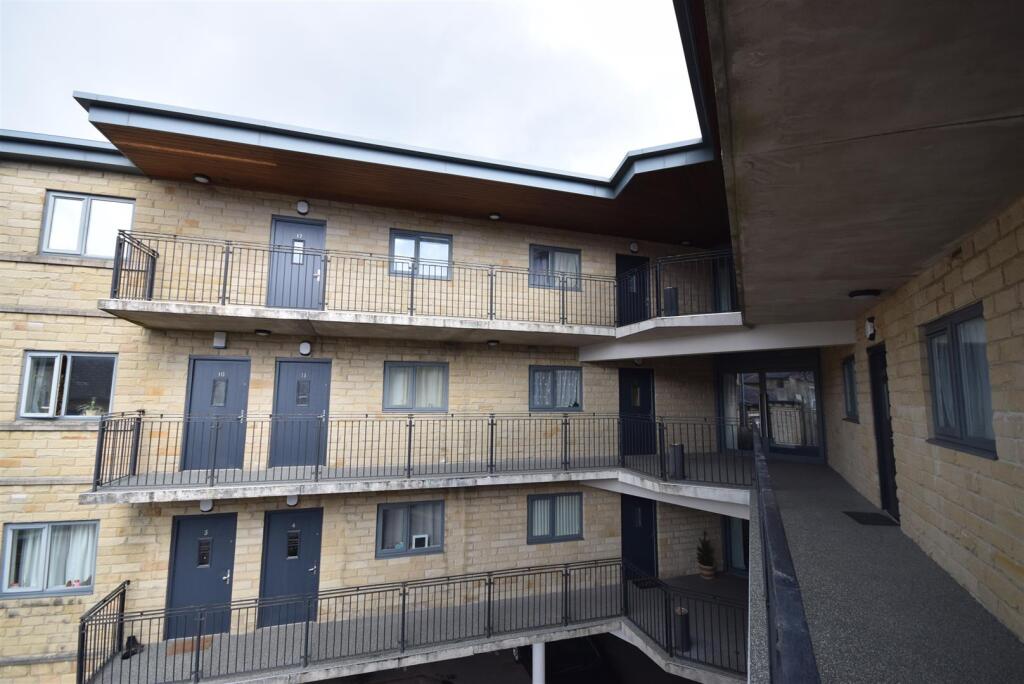 Main image of property: Apt 12 Wellington point, Wellington Place