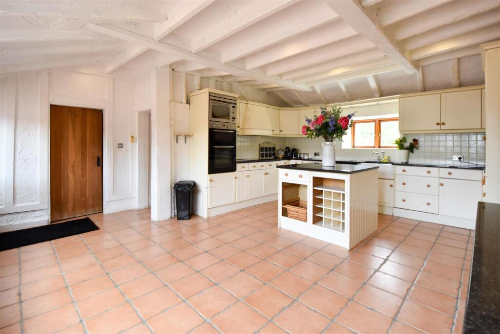 ** SIGNATURE HOMES ** Ashwells Road, Pilgrims Hatch photo 3