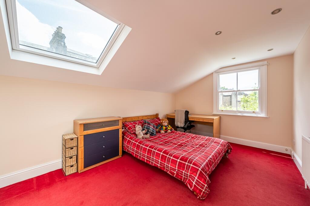 4 bedroom end of terrace house for rent